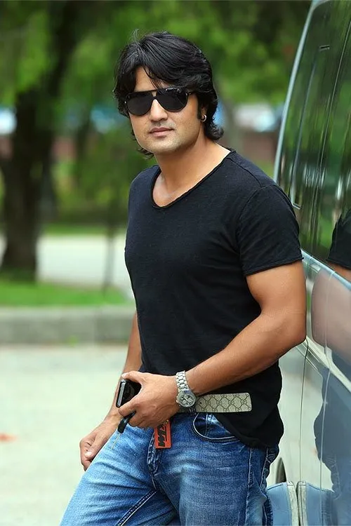 Ramesh Upreti interpretando a Sameer