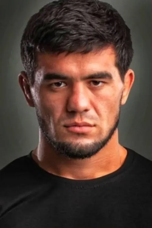 Ramin Sultanov interpretando a Self