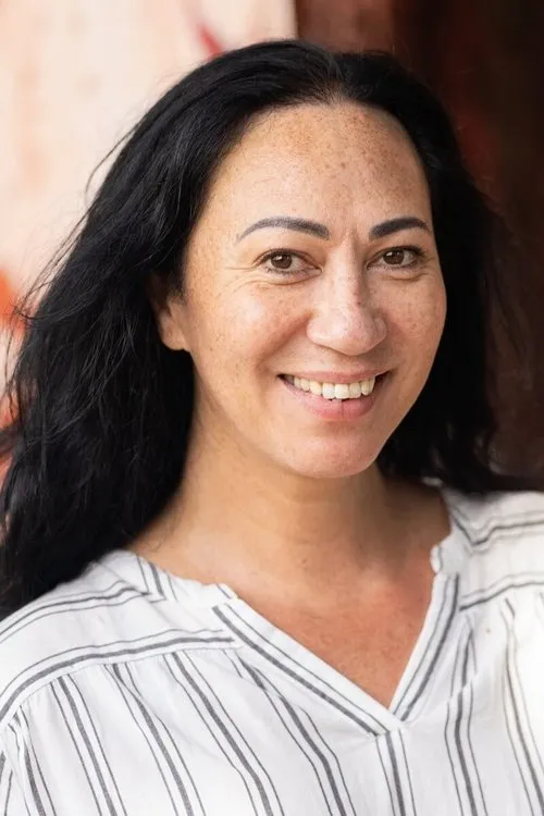 Ramon Te Wake interpretando a Ellie