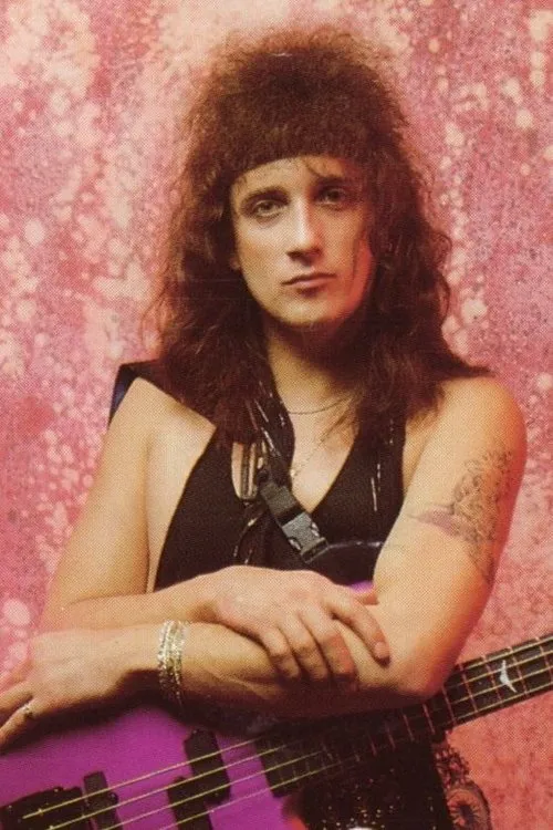 Randy Coven interpretando a Bass