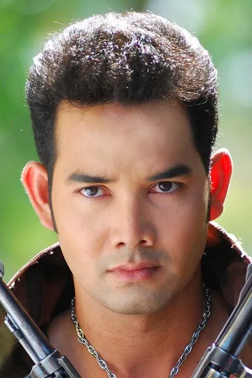 Rangsiroj Phanpheng interpretando a Akarathep Worakarn