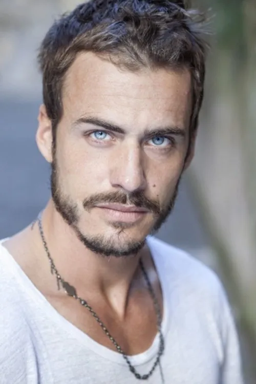 Raniero Monaco Di Lapio interpretando a Stefano