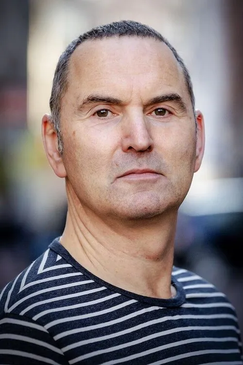 Raoul Heertje interpretando a Himself