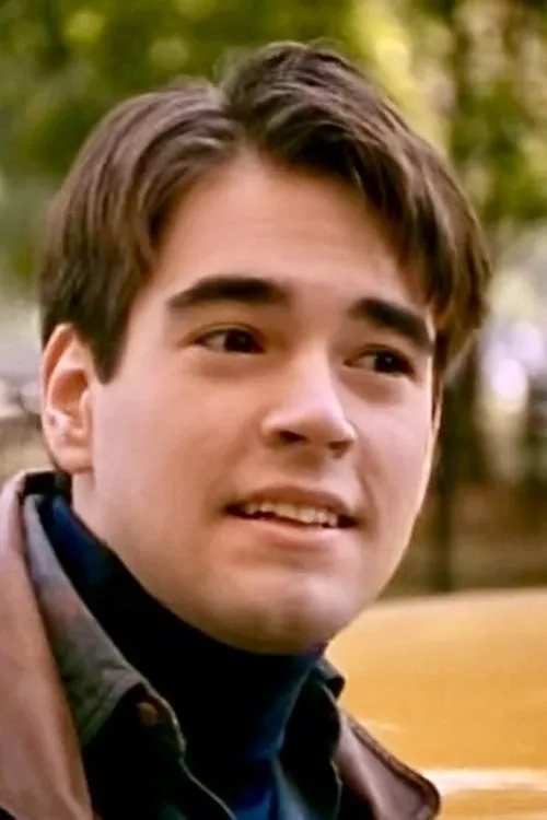 Raoul O'Connell interpretando a Private Jeffers