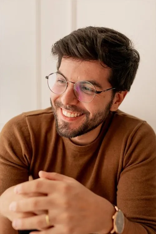 Rapha Pinheiro interpretando a Rapha Pinheiro