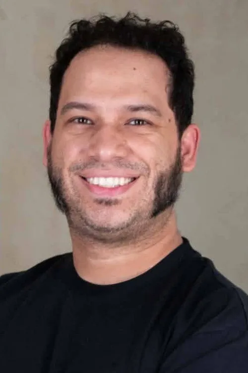 Raphael Fernandes interpretando a Himself