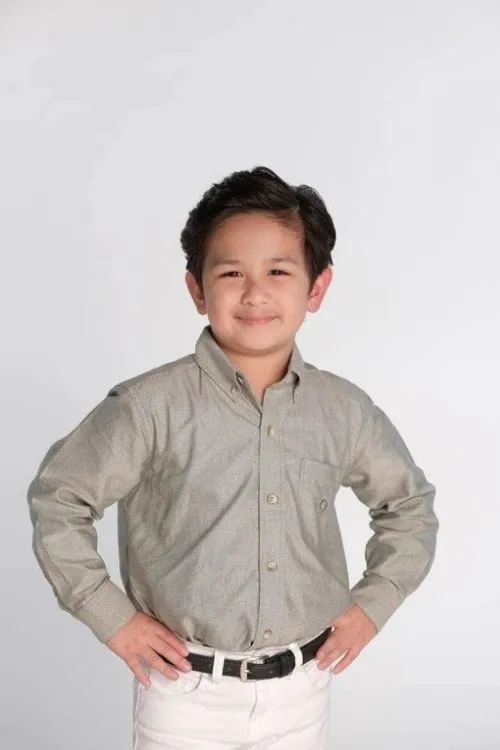 Raphael Landicho interpretando a Little Jon Armstrong