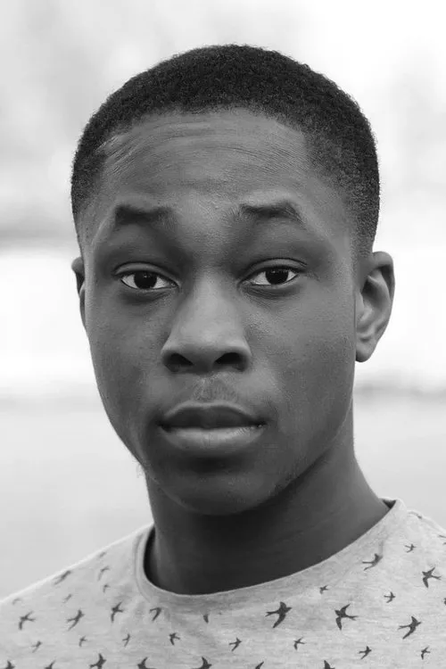 Raphel Famotibe interpretando a Simon