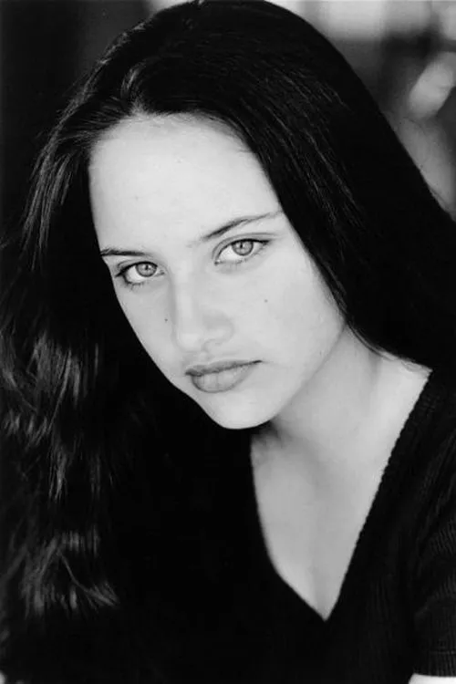 Raquel Beaudene interpretando a Young Jennifer Burrows