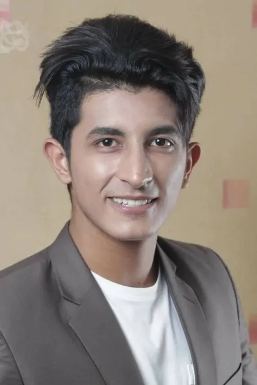 Rash Flores interpretando a Rashad