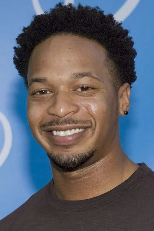 Rashaan Nall interpretando a Stray Bullet