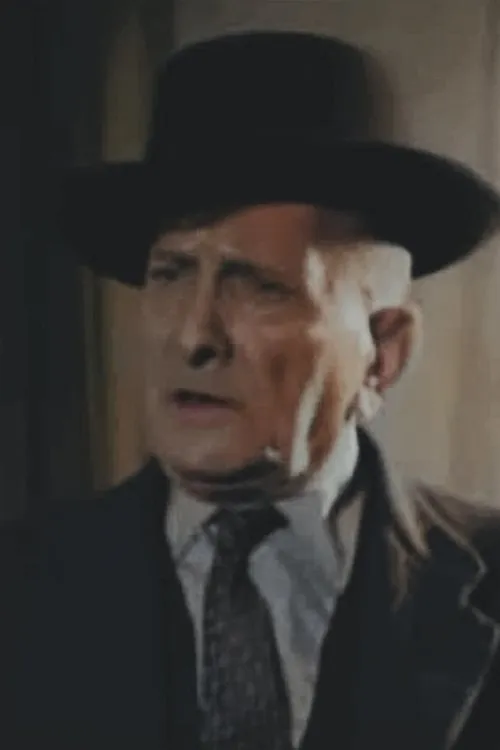 Rasih Ertuğ interpretando a