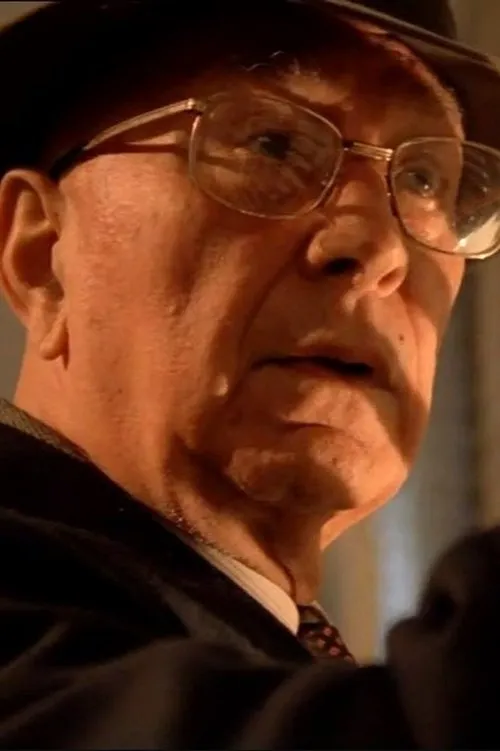 Rate Furlan interpretando a Monsignor