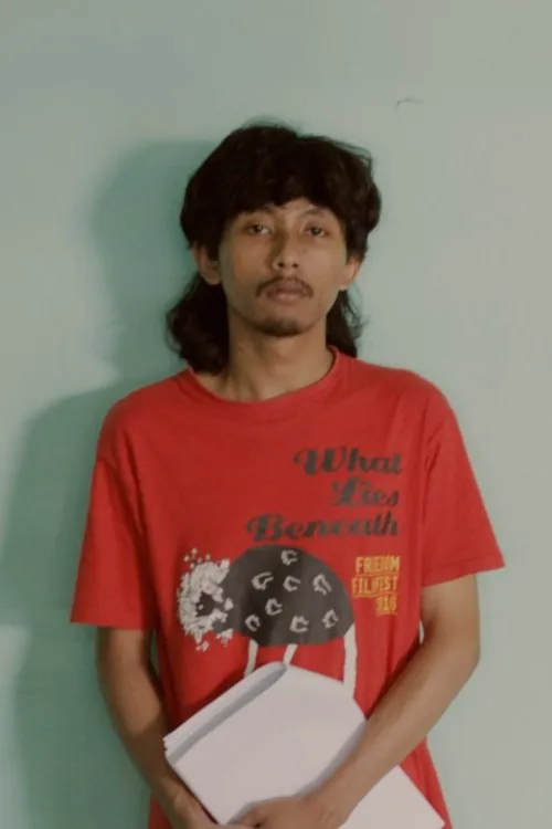 Ratno Hermanto interpretando a Agus Kenthus