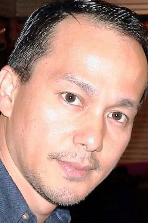 Raul Arellano interpretando a