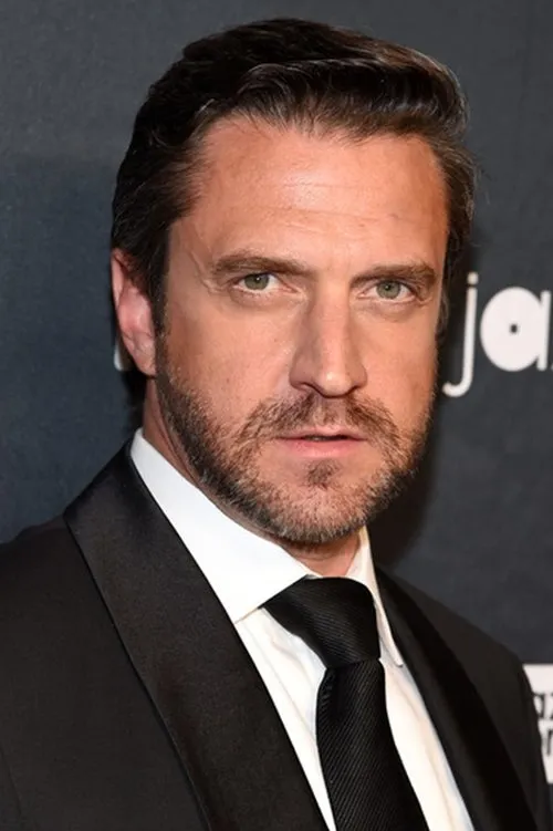 Raúl Esparza interpretando a Luis Sanjuro