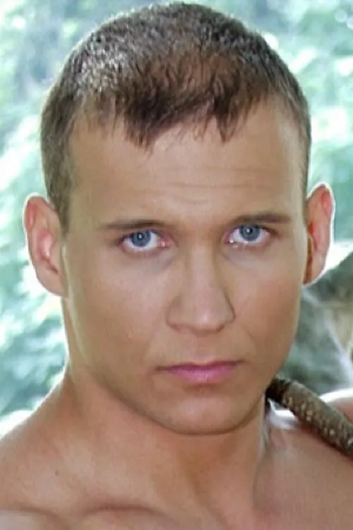 Raul Mathews interpretando a