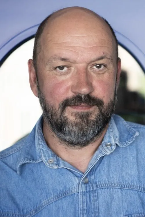 Raul Saaremets interpretando a Self