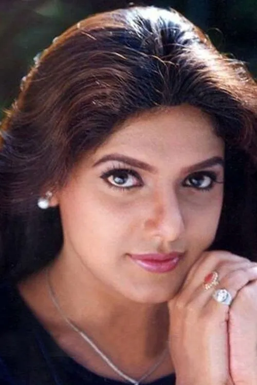 Ravali interpretando a