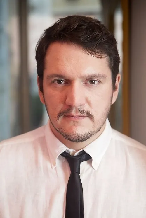 Ravel Cabral interpretando a Paulo