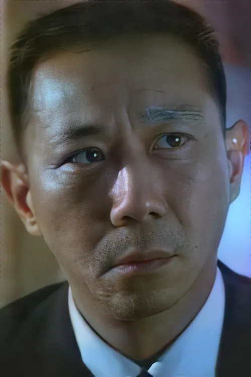 Raven Choi Yip-San interpretando a Officer Wong