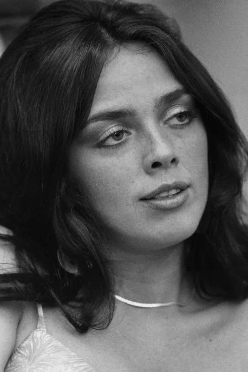 Raven De La Croix interpretando a Bride