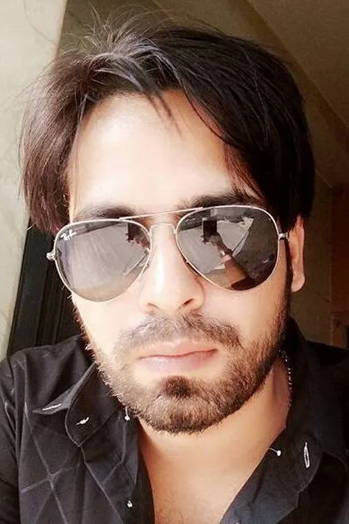 Ravi Pandey interpretando a Sharad