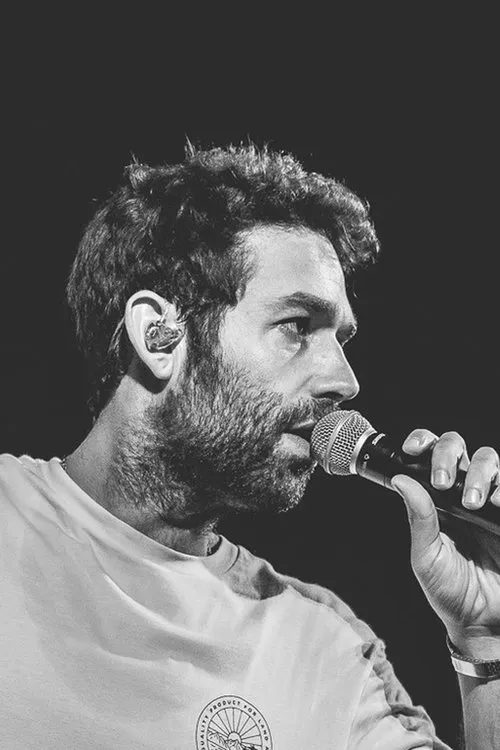 Ravid Plotnik interpretando a