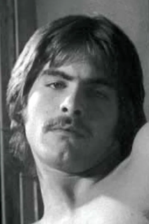 Ray Connors interpretando a (segment 