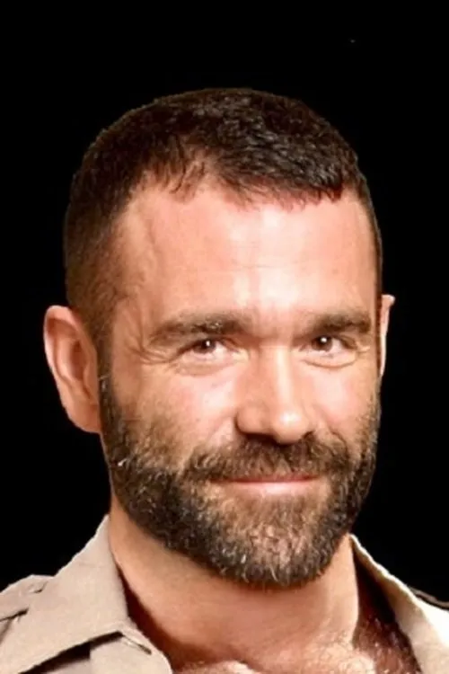 Ray Dragon interpretando a Duke