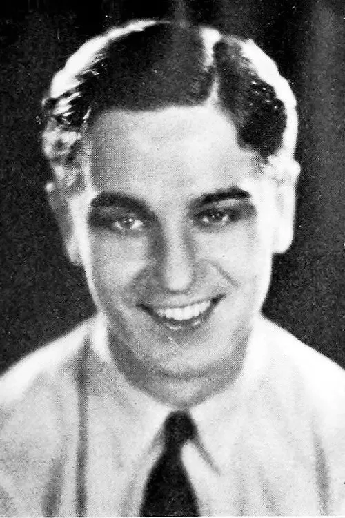 Ray Hallor interpretando a Freddie