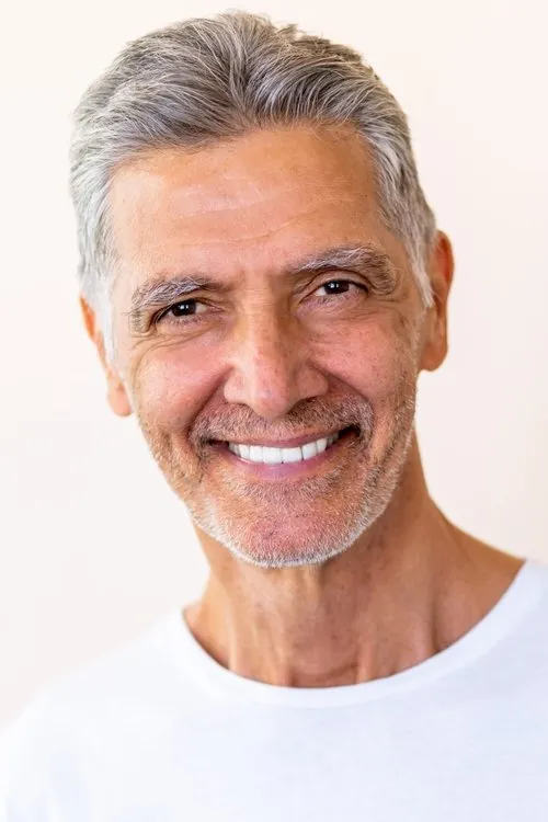 Ray Laska interpretando a Miccelli