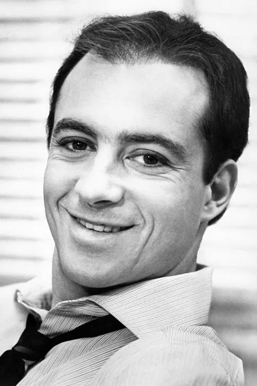 Ray Sharkey interpretando a Dennis