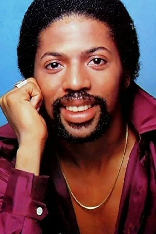 Ray Simpson interpretando a Village People: Policeman