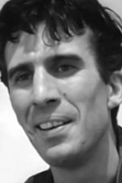 Ray Tudor interpretando a Omar