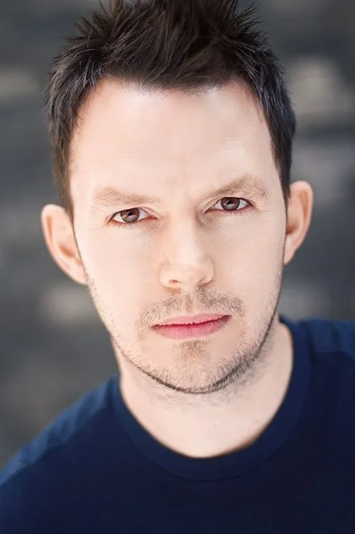 Ray Whelan interpretando a Erebus