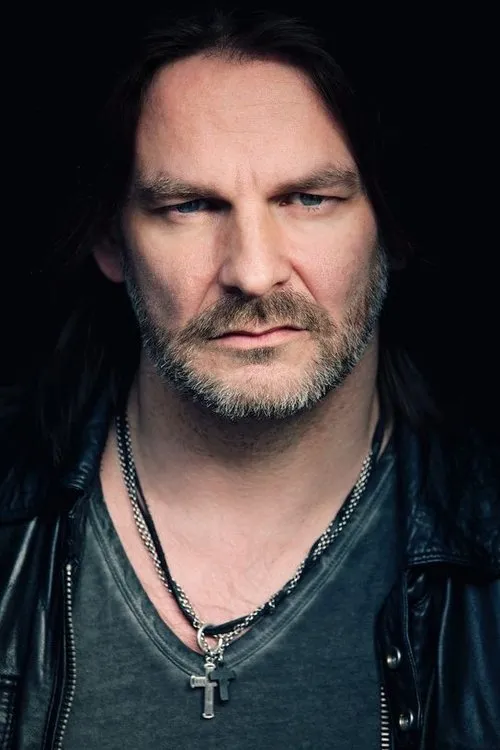 Ray Wilson interpretando a Self (archive footage)