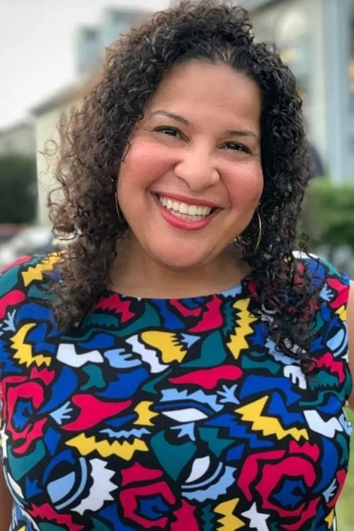 Rayanne Gonzales interpretando a Ally