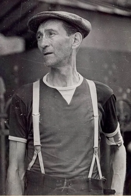 Raymond Aimos interpretando a