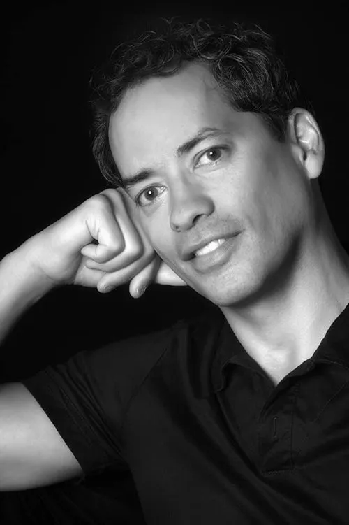 Evan Crook ha trabajado con Raymond Rodriguez en 1 ocasiones