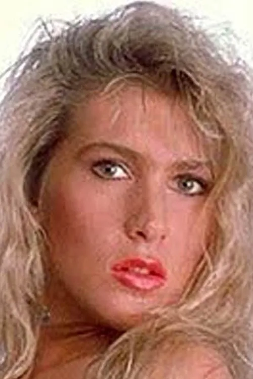 Rayne interpretando a