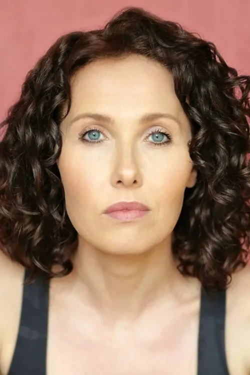 Rebecca Atkinson interpretando a Lisa