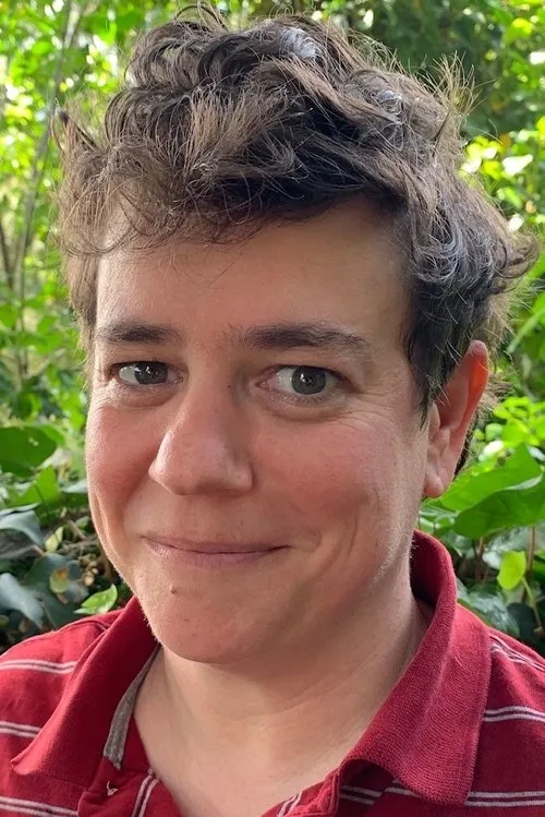 Rebecca Drysdale interpretando a Amy