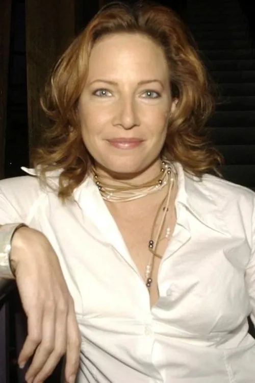 Rebecca Frith interpretando a Miriam