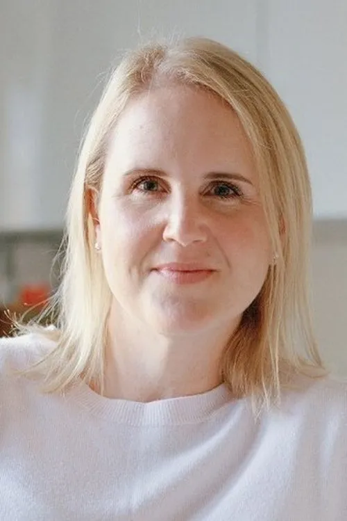 Rebecca Huxtable interpretando a Jo Whiley / Kylie Minogue / Myleene