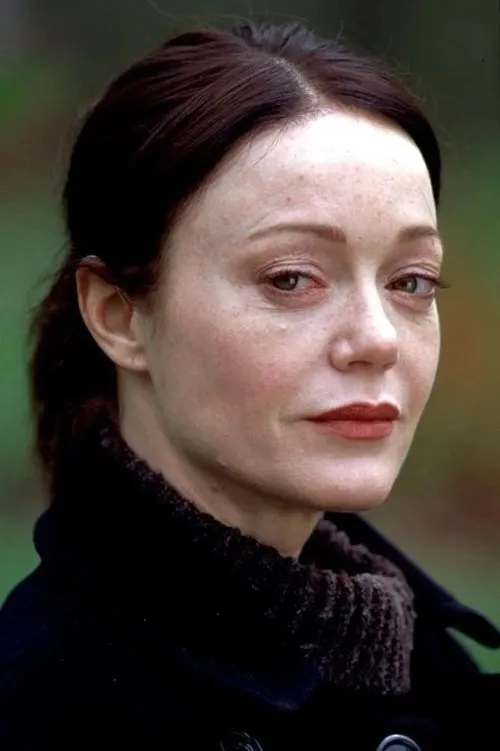 Rebecca Jenkins interpretando a Delores Perrigrew