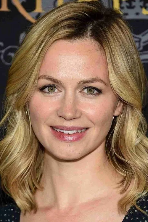 Rebecca Night interpretando a Sarah