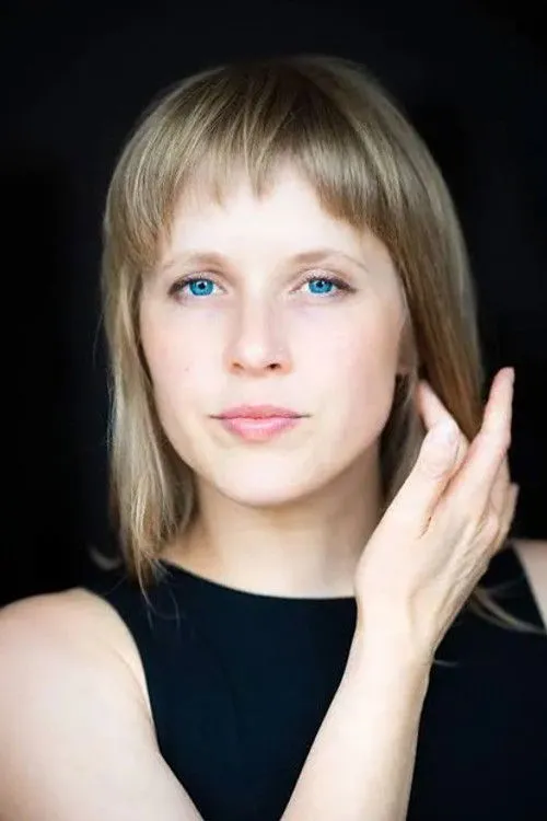 Rebecca Riisness interpretando a Trinity (voice)