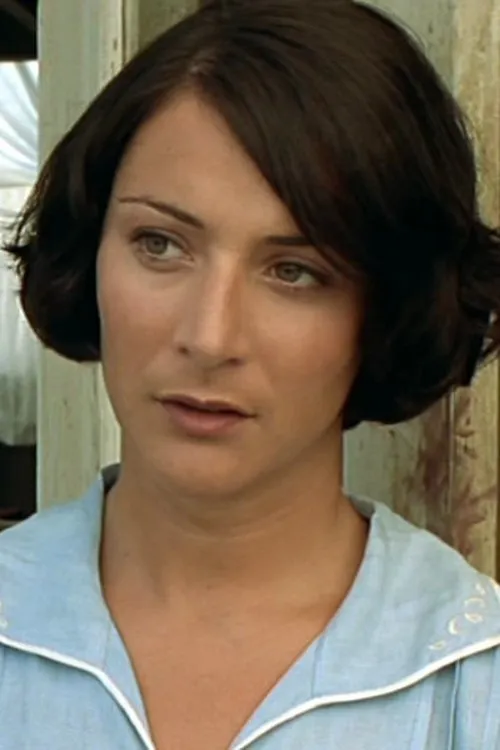 Rebecka Englund interpretando a Asta