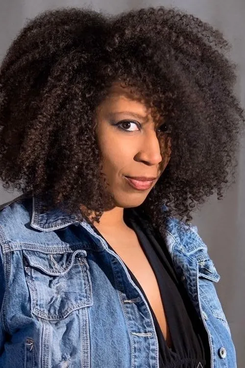 Rebekah Lynn Dow interpretando a Carrie